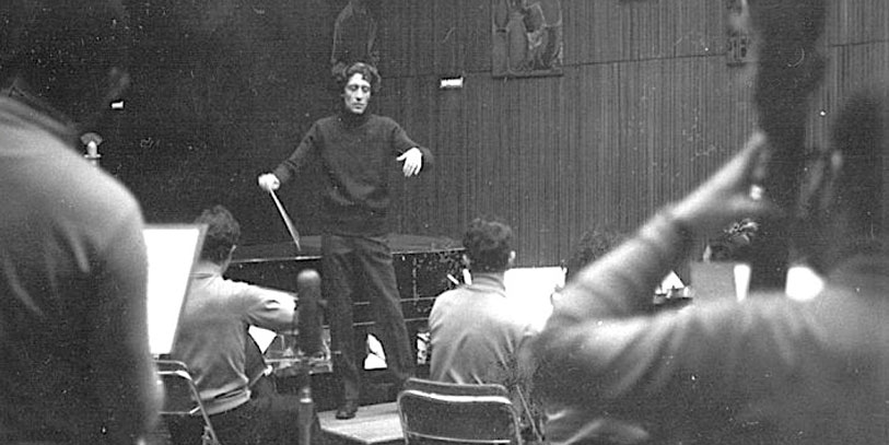 1970 – Jose Buenagu,Director titular en ensayo - Fuente- Filarmonica de Bogota.jpg