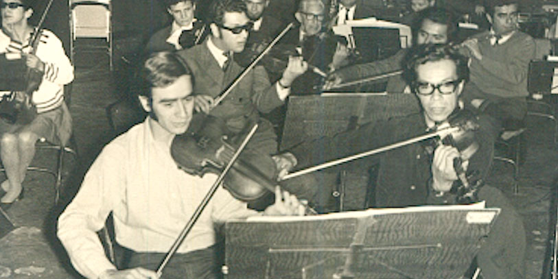 1975 – Violines Ignacio Iniesta y Gonzalo Echavarria; al fondo, Roberto Campuzano y Francisco Arroyo.jpg