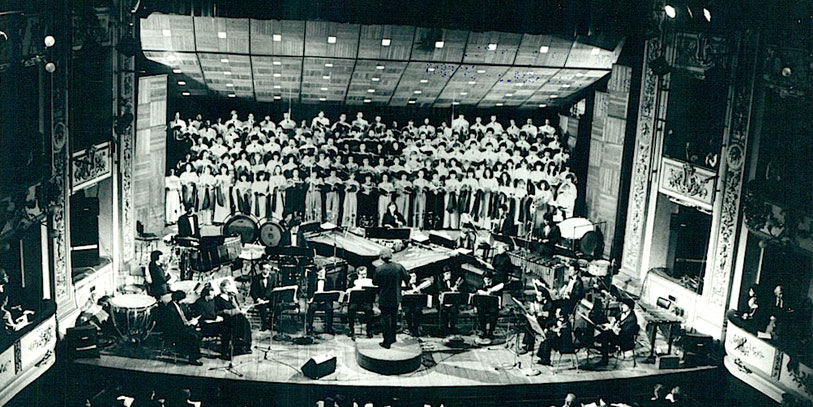 1985 – MikisTheodorakis dirige a la OFB enTeatro Colón (80’s) - Fuente- Orquesta filarmonica.jpg