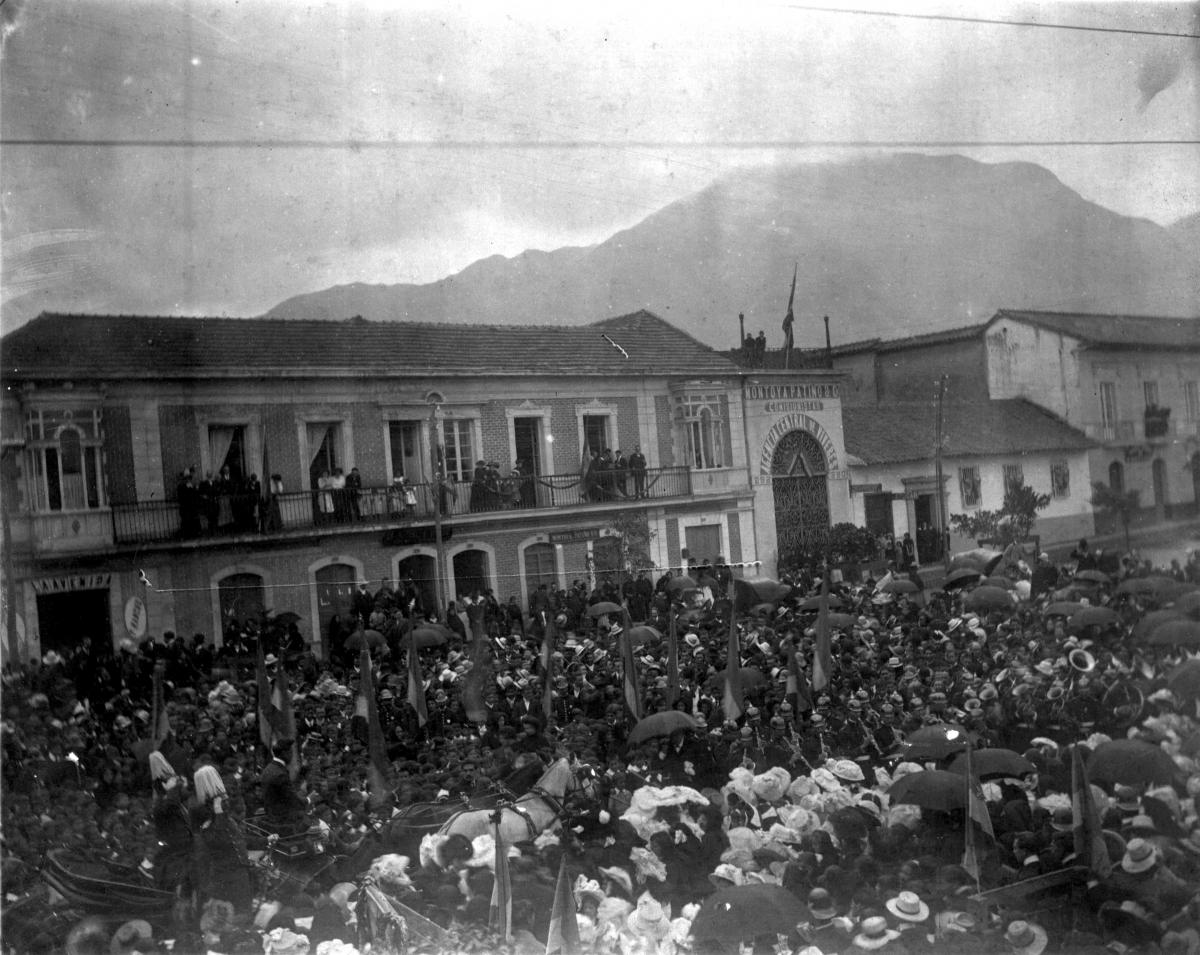 Ovacion a los Comuneros en la Plaza de Nariño-1910-Coleccion Urna Centenaria.jpg