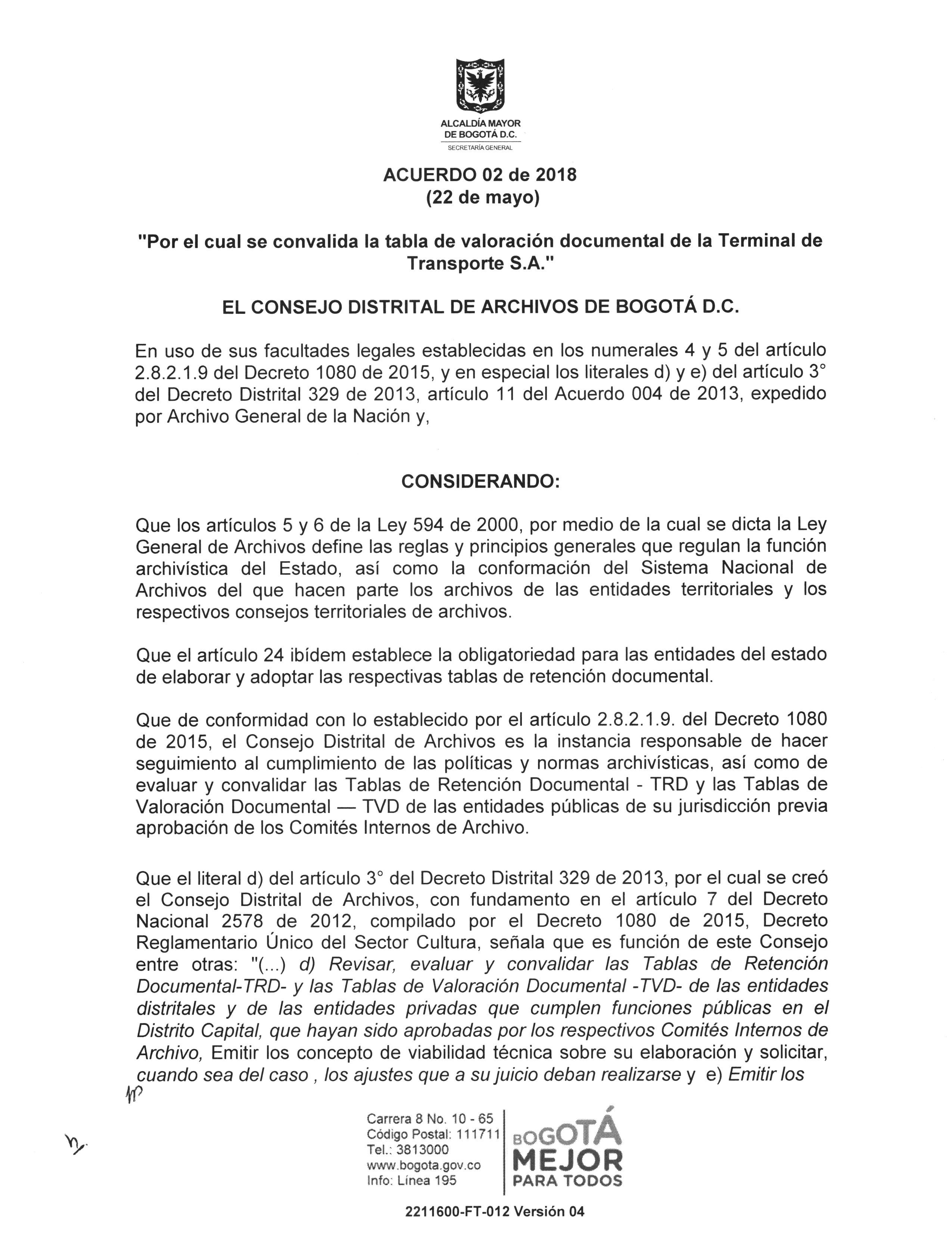 Documento escaneado correspondiente al Acuerdo 02 de 2018 del Consejo Distrital de Archivos de Bogotá D.C., fechado el 22 de mayo, “Por el cual se convalida la tabla de valoración documental de la Terminal de Transporte S.A.”. La página presenta el escudo de la Alcaldía Mayor de Bogotá, el encabezado del Consejo, fundamentos legales y considerandos relacionados con la Ley General de Archivos, el cumplimiento de la normativa archivística y las funciones de revisión, evaluación y convalidación de TRD y TVD. E