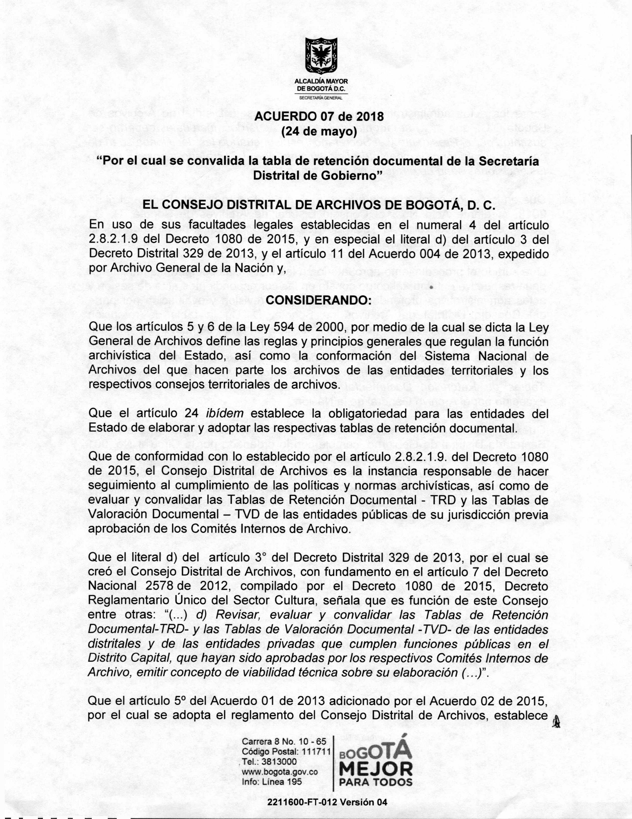 Documento escaneado correspondiente al Acuerdo 07 de 2018 del Consejo Distrital de Archivos de Bogotá D.C., fechado el 24 de mayo, “Por el cual se convalida la tabla de retención documental de la Secretaría Distrital de Gobierno”. La página presenta el escudo de la Alcaldía Mayor de Bogotá, el encabezado del Consejo, fundamentos legales y considerandos relacionados con la Ley General de Archivos, el seguimiento al cumplimiento de la normativa archivística y las funciones de revisión, evaluación y convalidac