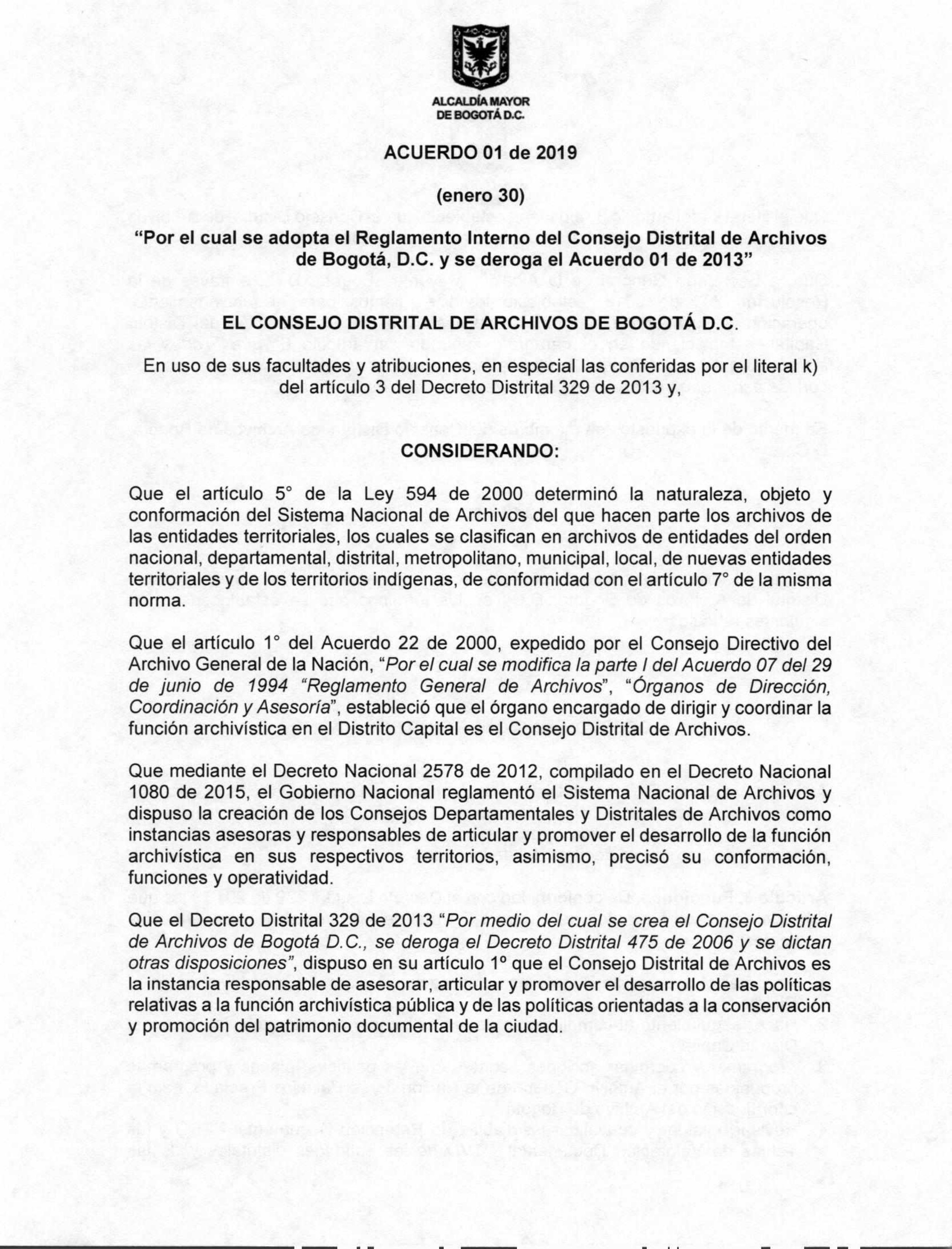 Documento escaneado correspondiente al Acuerdo 01 de 2019 del Consejo Distrital de Archivos de Bogotá D.C., fechado el 30 de enero, “Por el cual se adopta el Reglamento Interno del Consejo Distrital de Archivos de Bogotá, D.C. y se deroga el Acuerdo 01 de 2013”. La página presenta el escudo de la Alcaldía Mayor de Bogotá, el encabezado del Consejo, fundamentos legales y considerandos relacionados con el Sistema Nacional de Archivos, la función archivística y la creación y competencias del Consejo Distrital 