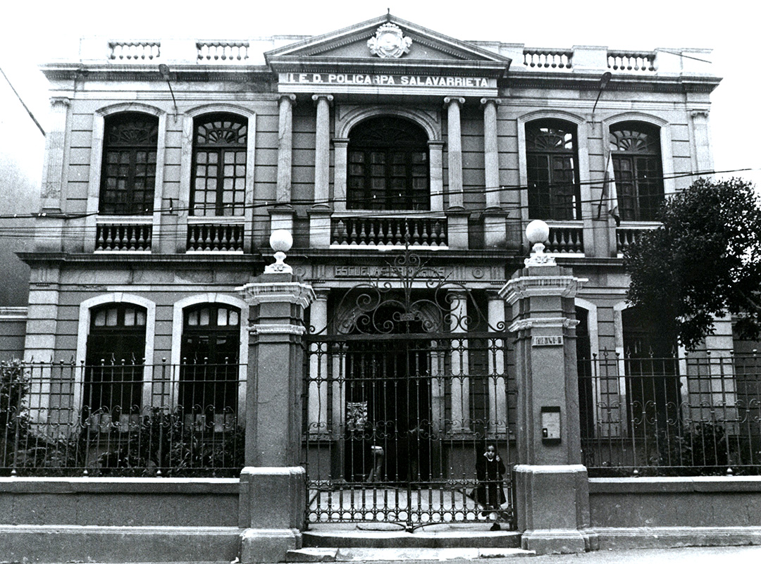 7.) Fachada de la Institucion Educativa Policarpa Salavarrieta, antes Escuela de la Republica de Argentina.jpg