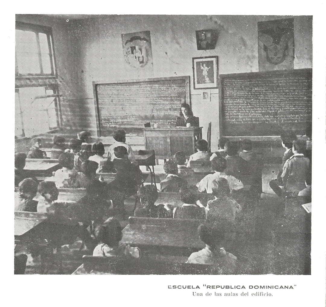 Aula de clase en Escuela republica dominicana.jpg