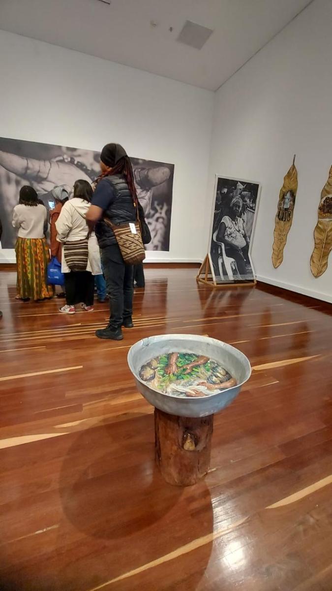 Asistentes observando la exposición
