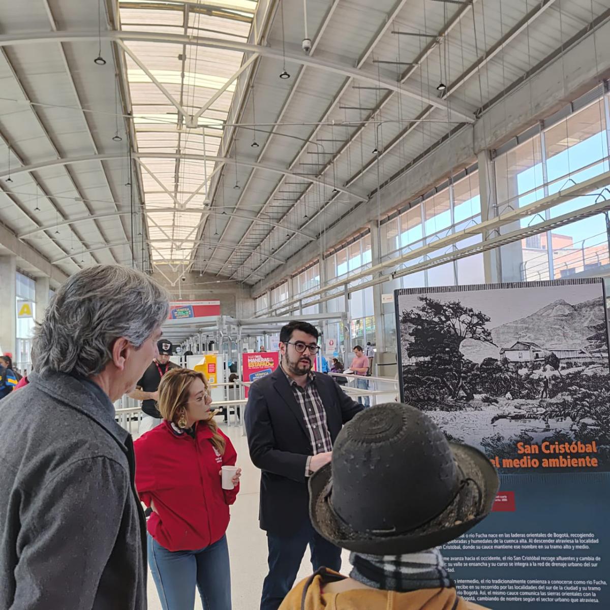 Asistentes en la exposición