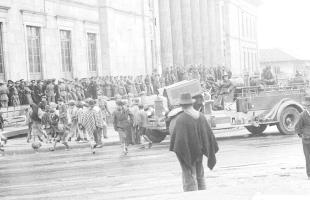Fotografía de manifestación estudiantil, fuerza pública y cuerpo de bomberos