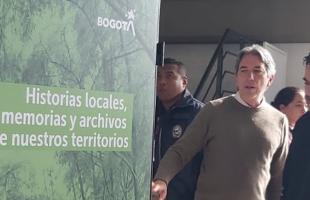 Panel de exposición, director del Archivo y secretario general de la Alcaldía