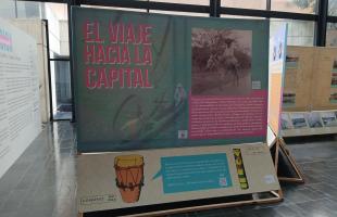 panel de exposición El viaje hacia la capital