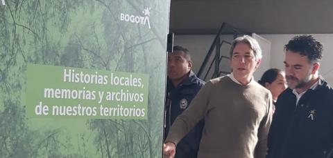 Panel de exposición, director del Archivo y secretario general de la Alcaldía