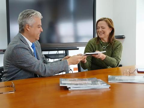 Director del Archivo de Bogotá, Ricardo Rivadeneira, y la arquitecta Olga Largacha